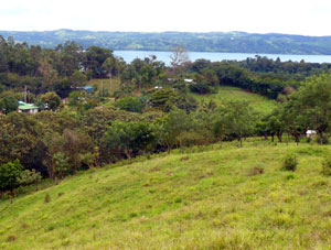 From the top left of the finca, there are good lake and territorial views. 