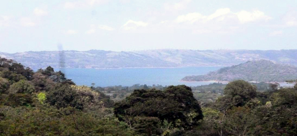 The 17.5 acreshas an extensive plateau upland with excellent vistas that include Lake Arenal.