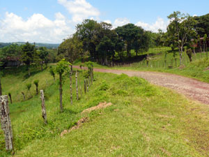 The road from the lake past the house is a second way to get to Tronadora. 