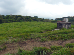 There's a well and pump on the finca beside the highway.