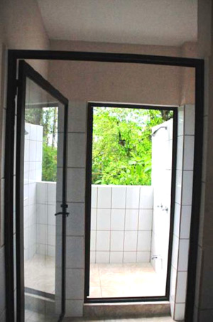 The villas have indoor/outdoor showers.