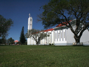 The cathedral that marks the center of town is right across the street from La Carreta.