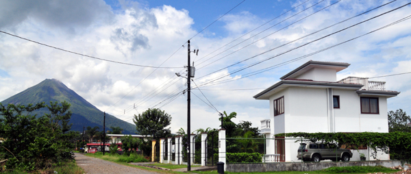 The 2182-square-foot home with 3 bedrooms and 2.5 bathrooms has wonderful volcano views but is conveniently located close to the center of La Fortuna.