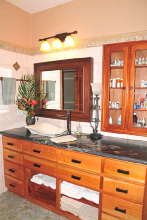 The second bedroom suite's bathroom has, like the rest of the home, elegant, high-quality fittings and materials.