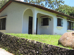 The Spanish colonial style home is located a few miles beside the lake highway a few miles north of Nuevo Arenal.