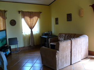 The living room has sliding doors to the rancho at the side of the house. 