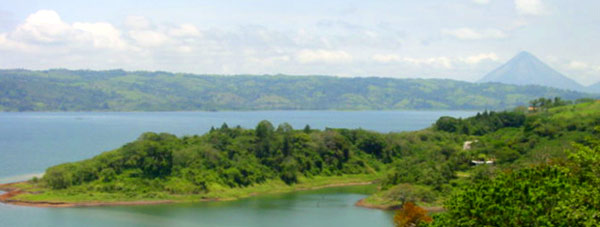 Only a few hundred yards from the lake waters along a complex shoreline, the cottage has beautiful views of the lake as well as of the classic Arenal Volcano.