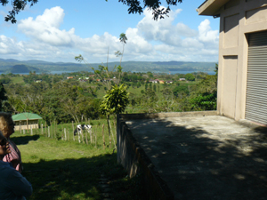 At the level of the large bodega, there is a fine lake view.