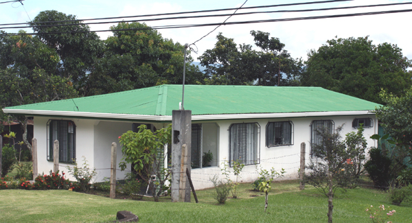 The home is conveniently located near the paved Tronadora road less than 15 minutes from Tilaran on the public bus route. 