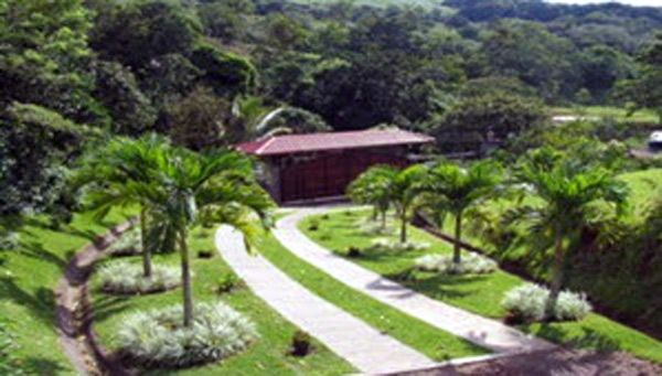 FDrom a magnificent electric gate in the single-lane village of Chimurria a few minutes from Tilaran, a beautifully landscaped driveway ascends past hillside terraces to the hilltop sites overlooking Lake Arenal and Arenal Volcano.