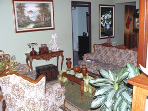 The well-furnished living room has a corridor leading to a bedroo, an office and the second bathroom.