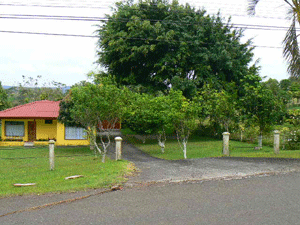 The entrance to the yard with wide lawns.