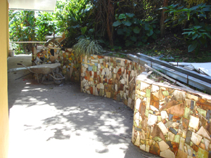 With this colorful, undulating stone garden wall, the builder is obviously thinking of the future owner's delight in the surroundings. 