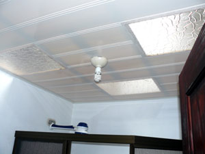 Throughout the house there is a special plastic ceiling with several skylights as in the bathroom. 