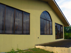 The front of the house has very large windows and glass doors giving reat lake views to the common areas and master bedroom.