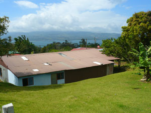 From the tidy back yard there's a nice view over the house of Lake Arenal.