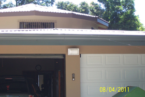 The Tronadora side of the house has a double garage and the house shows off its beautiful new colors.