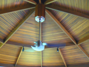 The almendra (almond-wood) ceiling in the rotunda exemplifies the high quality of the materials and the strong construction throughout.