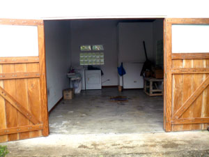 The cabina also contains a large garage with the home's laundry equipment.