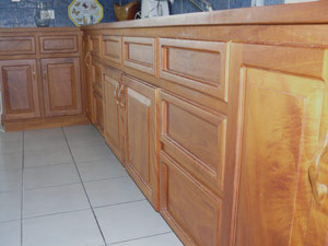 The kitchen woodwork, as in the rest of the home, is expertly carpentered by a local artisan of Costa Rican hardwoods.