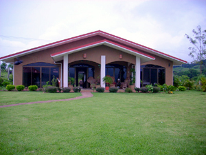 The house make a wide footpring on the spacious lawn with matching big-windowed master suites on either side of the open-plan center.