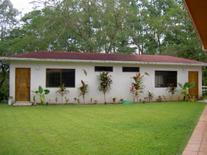 A separate building has two 1-room cabinas, each with its own large bathroom.