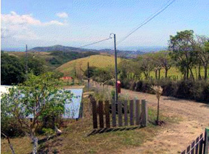 The home is located about 400 yards up a good secondary road from the paved road between Tilaran and Quebrada Grande.