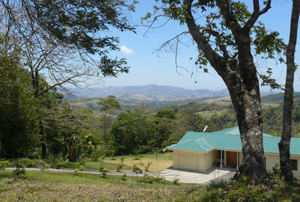 This new home on the western side of the Parcelas hills has views over Tilaran and the foothills to the Pacific lowlands. 