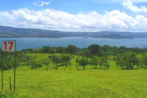 The eastern side of Parcelas has lake and volcano panoramas. 