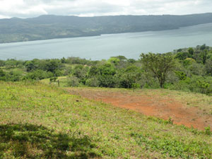 The plantel (building site) provides a wide view of the lake even s far as Arenal Volcano to the east and the dormant volcanos Tenorio and Miravalles to the north. 