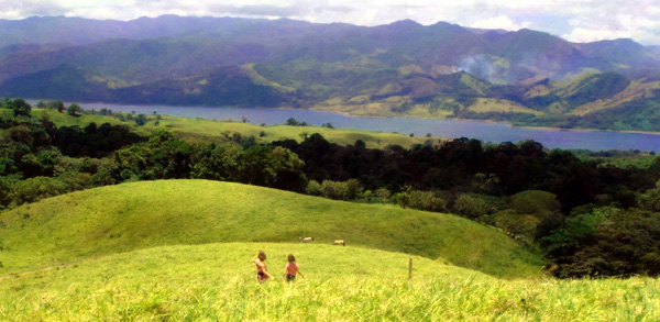 The half-acre lot has beautiful wide views of sinuous Lake Arenal and the fascinating hill and ountain terrain.