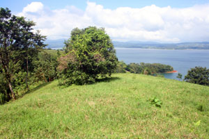 A Tronadora peninsula juts into the lake below the lot. 