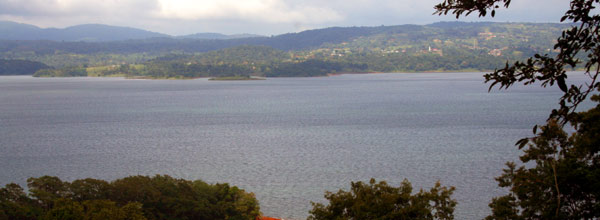 Nuevo Arenal is visible directly across the lake.