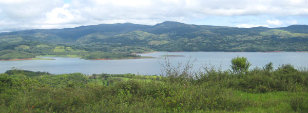 This easily buildable, coneniently located lot has a swweping panoramic  view extending from the northern dormant volcanos down the whole lake to the actie Arenal olcano in the south.