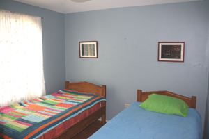 The bedroom with twin beds.