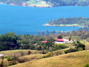 The house is on a high lakeview promontory above the lake highway 10 minutes from Nuevo Arenal.